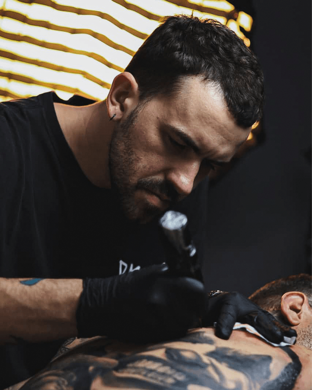 Lucas Rego tatuando em seu estúdio